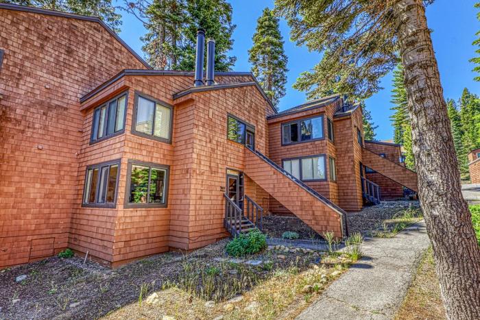 Cozy 1BR Tahoe Donner condo with fireplace, WiFi, balcony, and resort access