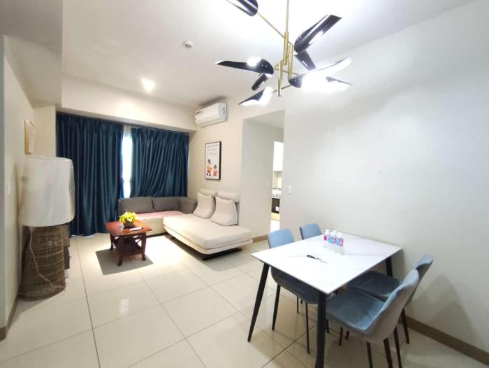 Spacious 2BR Apt with Sofa Beds, Free Pools & Gym Access near MOA, Okada & Airport