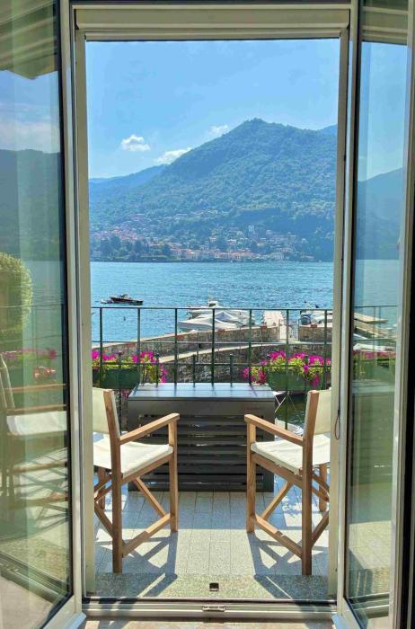 Lakefront Studio - Balcony & Private Garage