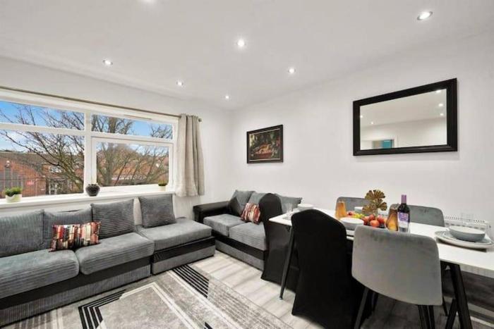 Belvedere 4-Bed Apt Sleeps 9 with Parking