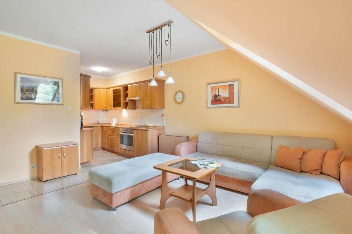 Two-Level Apartment with Parking Near Downtown by Noclegi Renters