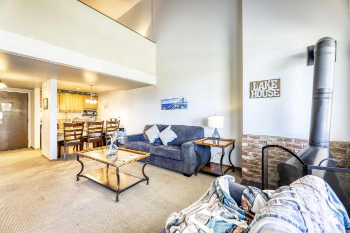 Experience Laid-back Mountain Living at this Townhome w Beach Pool and Spa