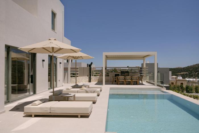 Celestial Villas, Heated Pools, Walk to Shops & Dining, by ThinkVilla