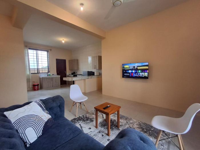 2BR in DAR near beach quiet, parking, wifi apt 5