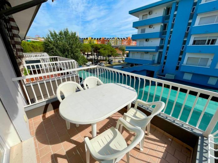 Beachside flat with shared pool
