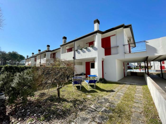 Terraced house with garden and pool