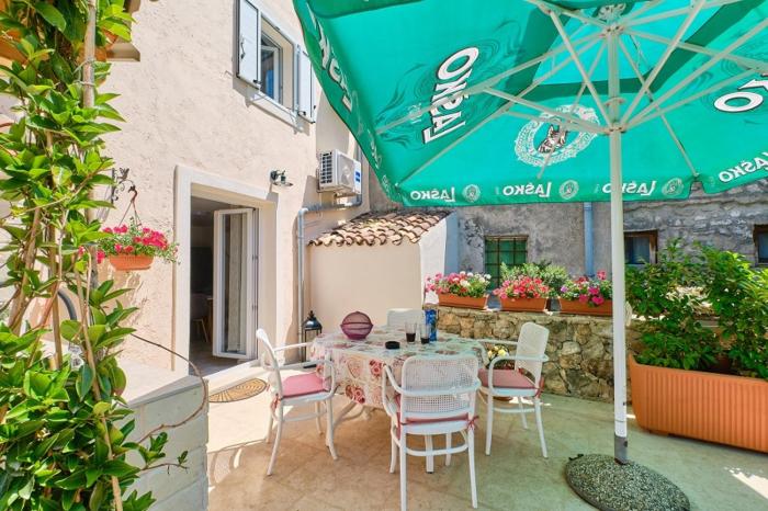 House Anka Peaceful Holiday Home with Private Parking on Losinj Island