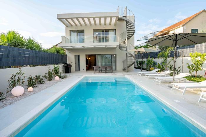 Villa Mariva Sutivan, Modern 4BR & Heated Pool