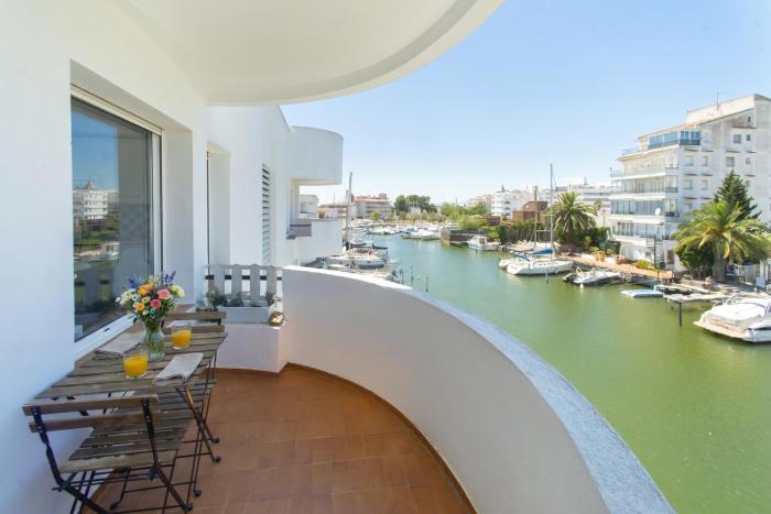 WELCS APARTAMENTO 407 EMP con vista al canal