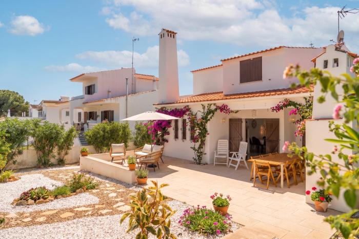 Charming 4Bdr Villa near Aquashow by Lovelystay