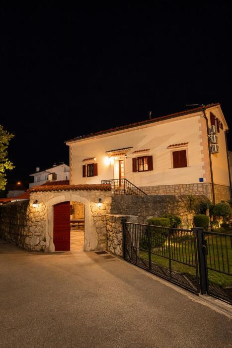 Dela Cassa Stone House