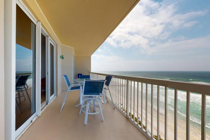 Sunny eighth-floor beachfront condo with pools hot tub & fitness room