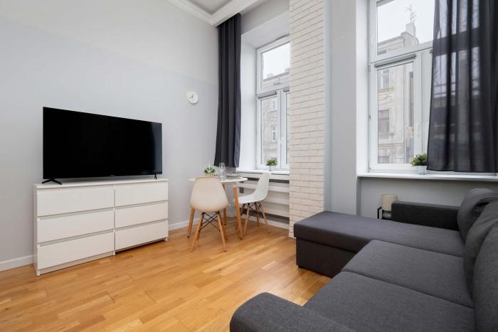 Black and White Studio Close to Manufaktura by Noclegi Renters
