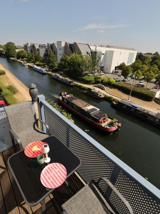 Beautiful Canal View Flat