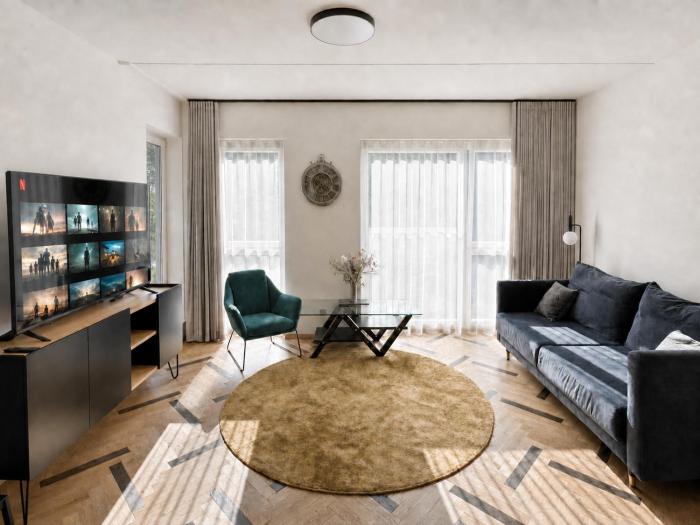 Stylish City Center Apartment with Parking