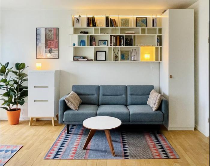Bright quiet studio near metro, beach & city center