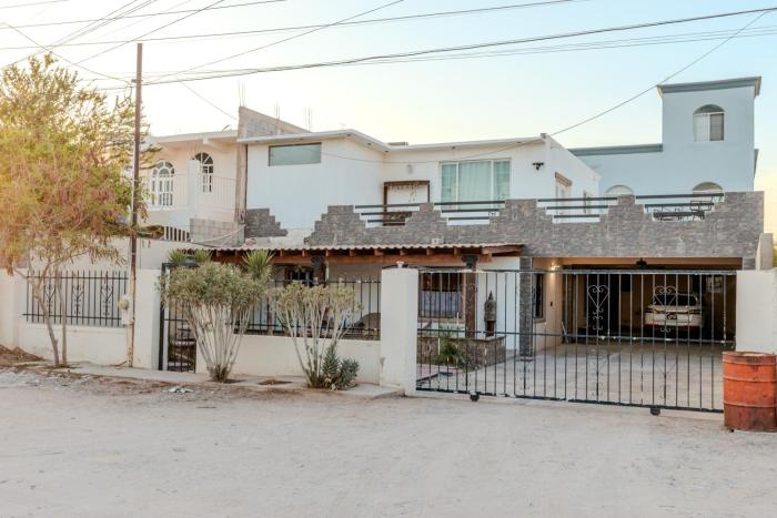 Family Friendly Casita, Sleeps 8, Gated parking, 1 mile to beach-Puerto Penasco