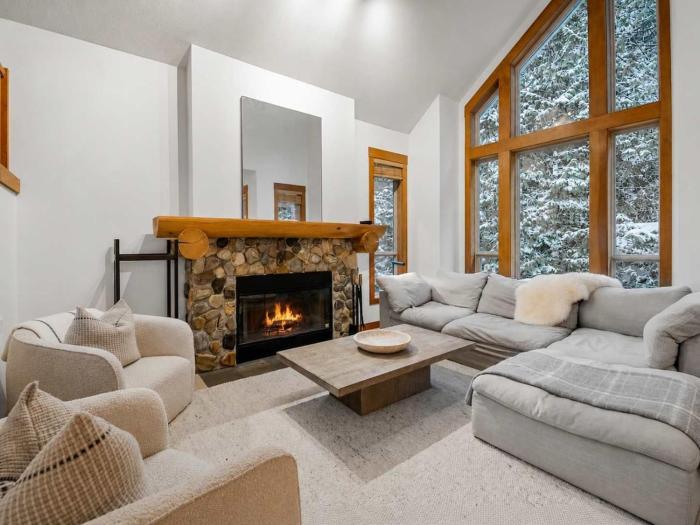 Blackcomb Pines Luxe 3-Bed -Blackcomb