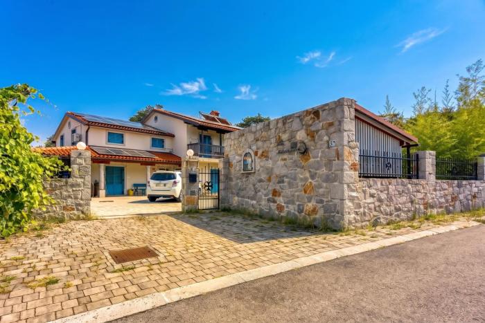 Villa Salamander Suite - Garden & EV charger - Happy Rentals