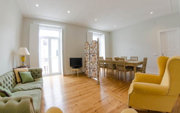 Light Filled 2BR in Artsy Quarter