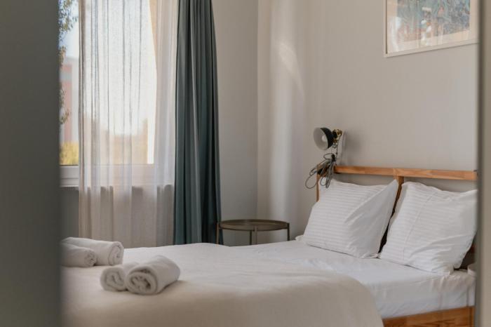 Spacious 4-Room Apartment in Wrocław, Free Parking, Balcony, near Airport