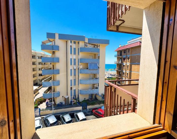 STELLA MARIS Seaview Apartment - Spacious and bright flat, steps from the Sea and beautiful beaches, close to the Town Centre, Shops, Local services and the Bus Station, and a 10 Minute walk from the Train Station