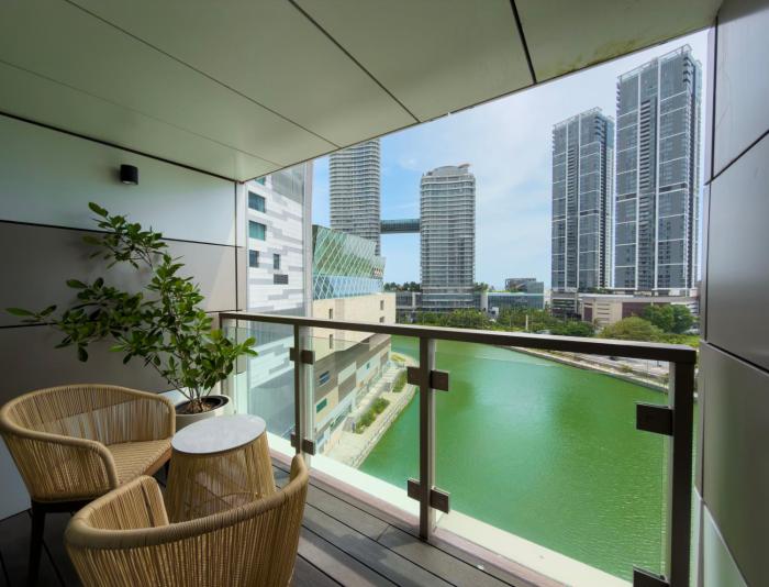 Luxury 2 bed with partial sea view in Colombo