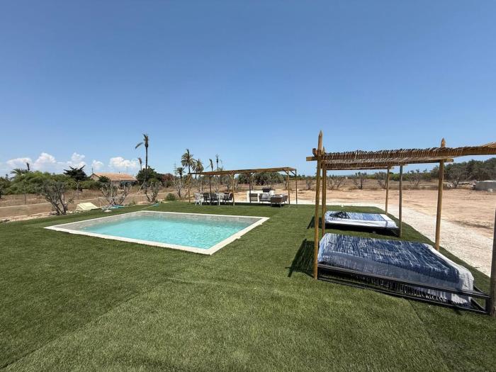 Country house with pool 10 minutes from the beach