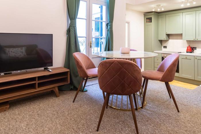 Chic 2BR Apt near Holland Park Stylish & Central