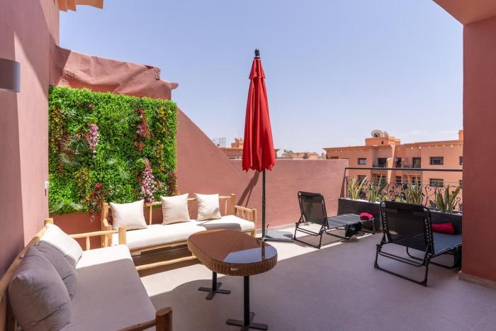 Walkable PoolView 215 sqft Terrace CityCenter