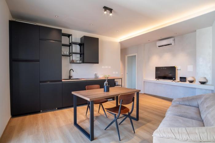 GuestHost - Modern Apartment with Balcony