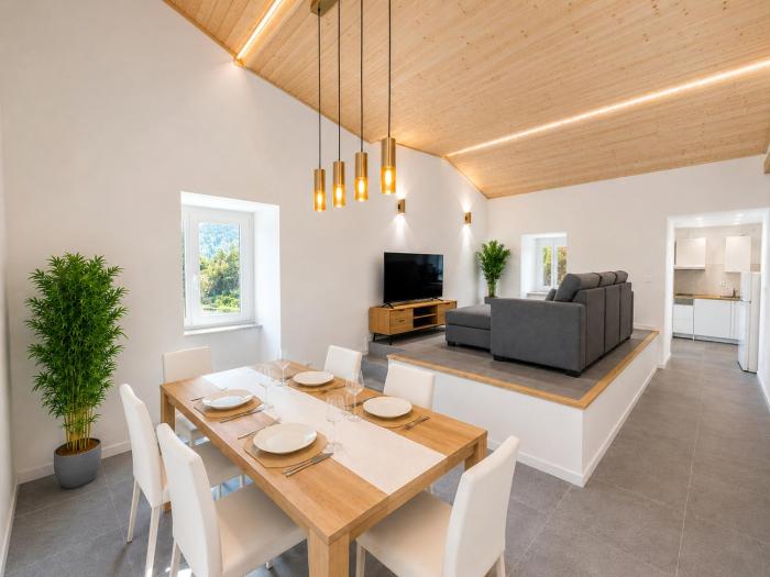 PineHills Retreat - AC - Near Lisbon and Santa Cruz
