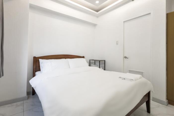 1BR suite Forbeswood Heights in BGC near St Lukes