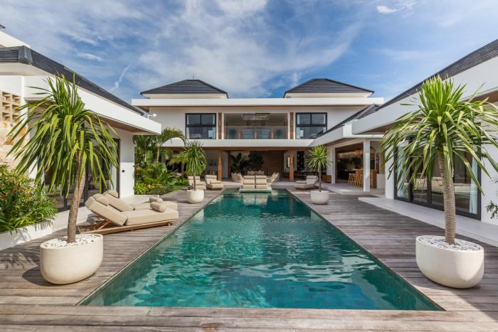Villa Selena Space Luxury 4BR 15m Pool BBQ Staffed