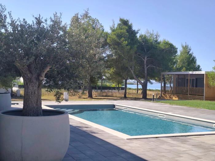 Mobile Homes Lila & Pino - Pool Access, Beachfront Campsite in Privlaka