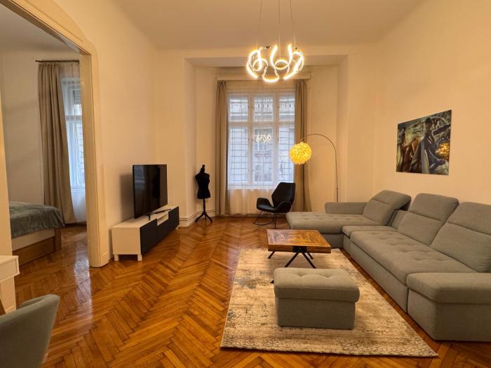 Alma - Sunny central three bedroom apartment