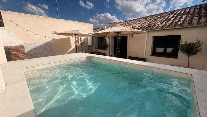 EL patio de Enrique con piscina privada