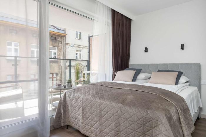Cozy Studio with Balcony and Air Conditioning in Downtown by Noclegi Renters