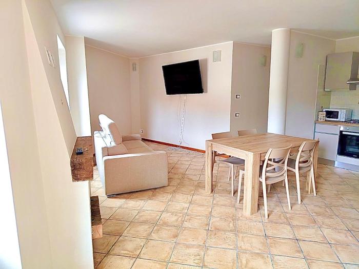 Miri house San Felice del Benaco centro storico vicino al porto di Portese e dal lago di Garda