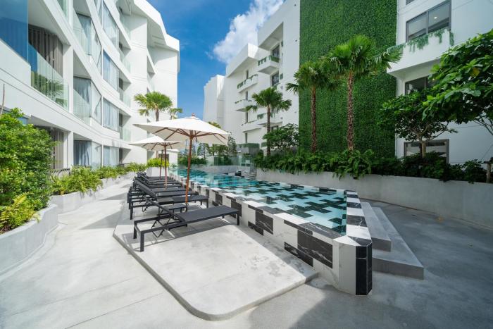 NEW beautiful room pool access EDC Boat Avenue
