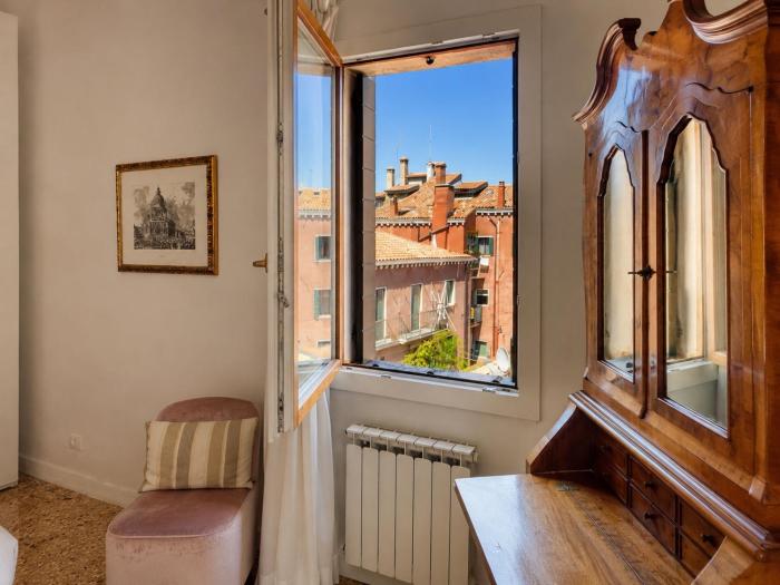 Venice at Home - Spacious Venetian Apartment 2 Min from Rialto