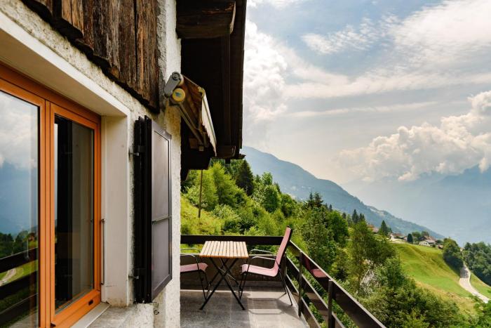 Charlie & Alaska Apartments by Quokka 360 - Cozy Mountain Stay Near the Carì Ski Slopes