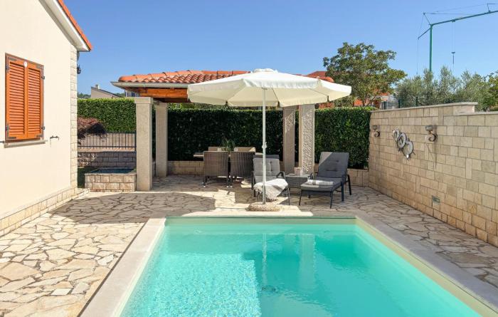Stunning Home In Kastelir