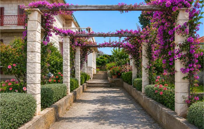 4 Bedroom Amazing Apartment In Supetar