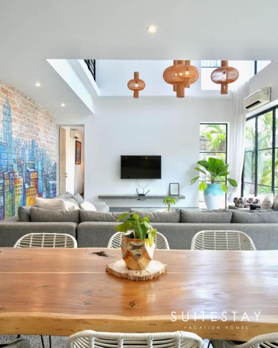 Stylish 4Bed Luxury Villa with Private Pool Access