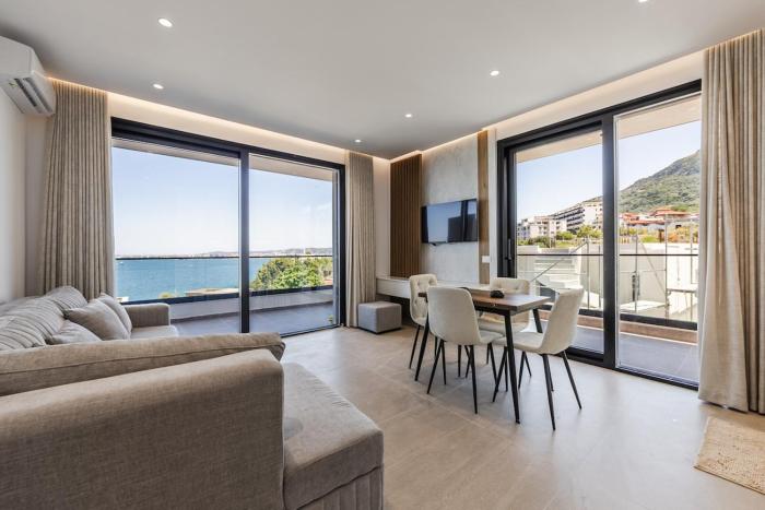 Bella Vista Balcony 1BR Apartment by PikHost