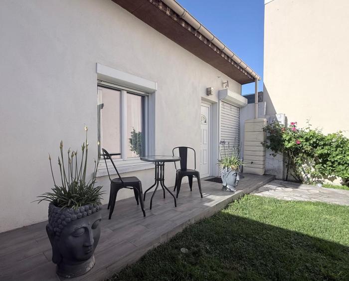 Air-conditioned studio with terrace 5 min to Metro Line 14