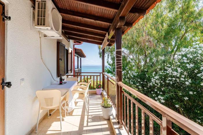 Beachfront Family Apartment with Garden in Halkidiki