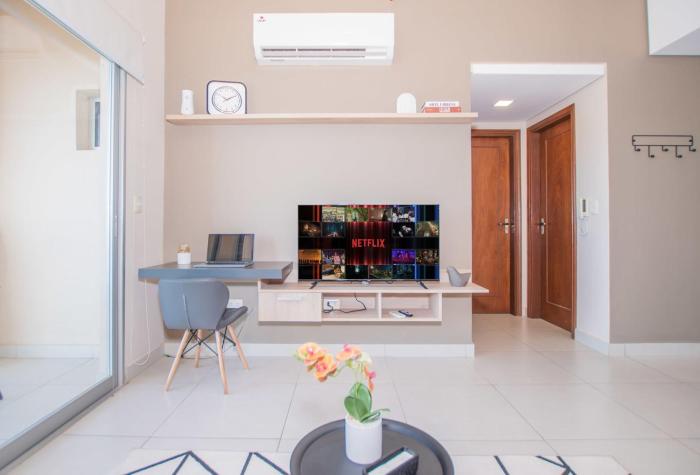 Urban 2BR Escape Fast Wi-Fi & Central Location