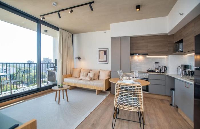 Spacious Living Pool & Workspace Near Shopping